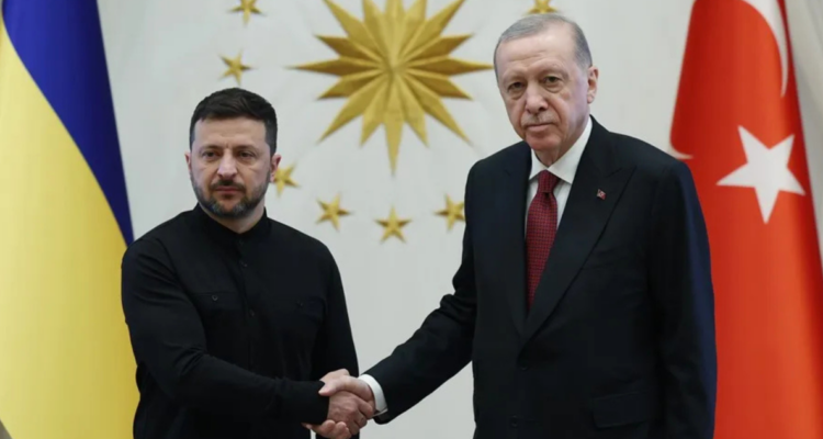 Volodimir Zelenski (i) y el presidente de Turquía, Recep Tayyip Erdogan, este jueves en Ankara