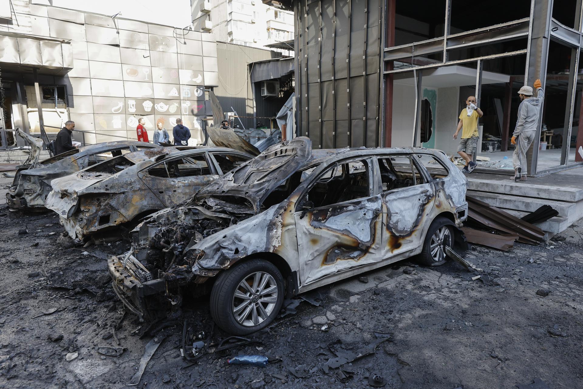Autos quemados tras ataques con drones en una zona residencial en Kiev, Ucrania, el 4 de mayo