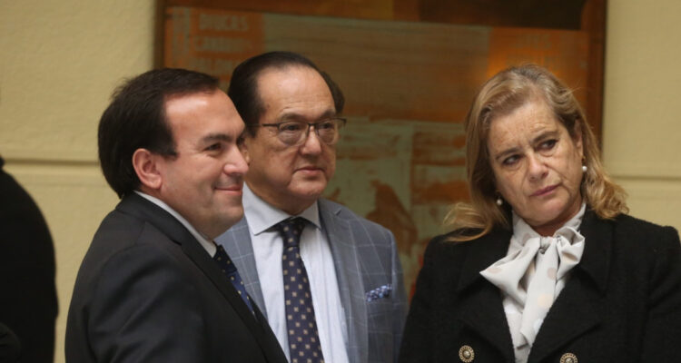 Diputados UDI piden al CDE querellarse contra 25 mil funcionarios que salieron de Chile con licencia