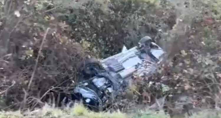 Camioneta se vuelca en una zanja de tres metros de profundidad en Ruta 5 Sur: un fallecido y un herido