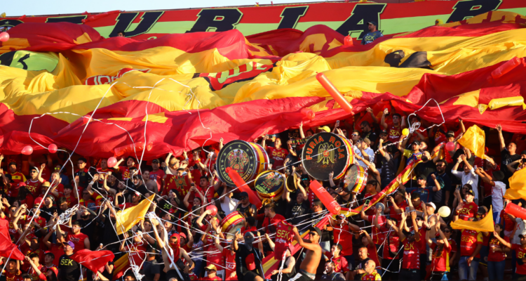 Hincha de Unión Española pasó noche en calabozo y arriesga hasta 90 días de detención por actos racistas.