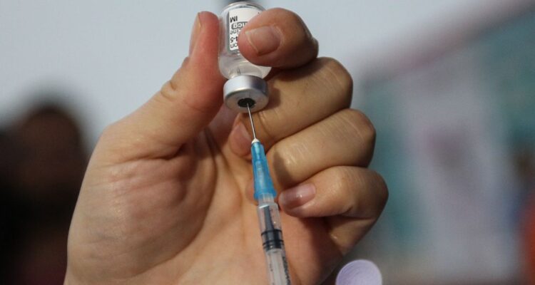 18 mil inoculaciones con dosis vencidas: CGR detecta varias falencias en registro de vacunas Covid-19