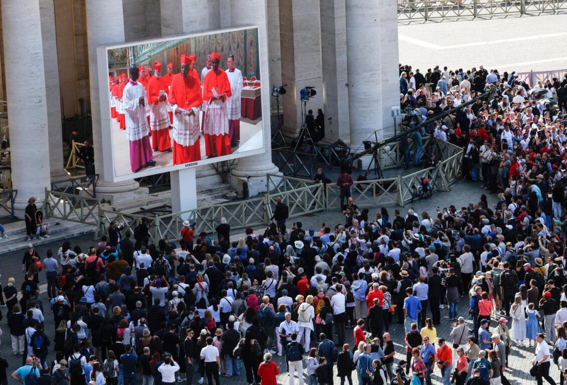Fieles siguiendo desde el Vaticano la ceremonia previa al encierro de los cardenales