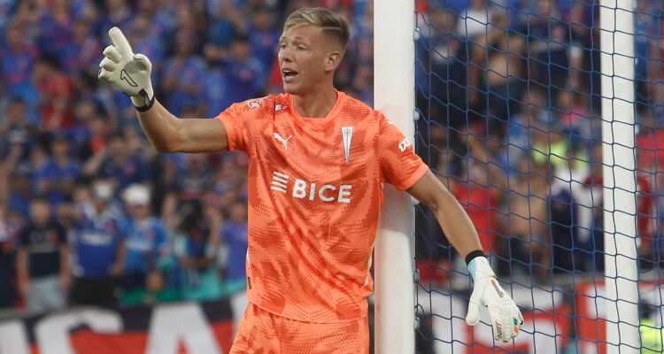 Vicente Bernedo jugando para Universidad Católica