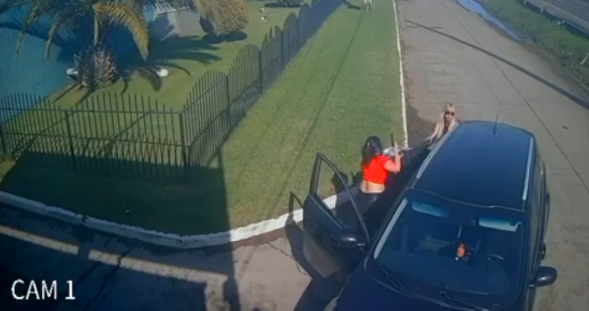 VIDEO | Captan momento en que mujer es baleada por su amiga en riña afuera de un motel en Coronel