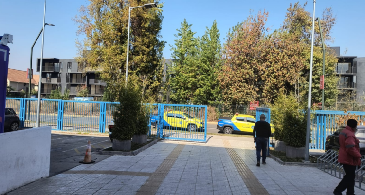 Violenta encerrona afuera de cesfam en Huechuraba: intimidan con arma de fuego y golpean a conductor