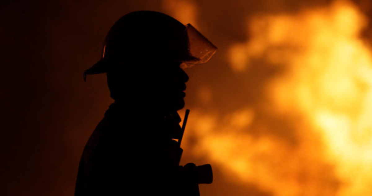 Voluntaria de Bomberos es trasladada de urgencia tras caída desde techo durante incendio en Cabrero