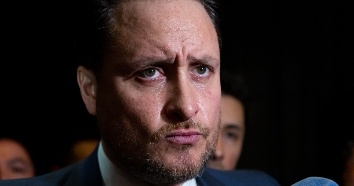 https://www.biobiochile.cl/noticias/nacional/chile/2025/05/20/contraloria-detecta-que-25-mil-funcionarios-publicos-salieron-del-pais-mientras-estaban-con-licencia.shtml