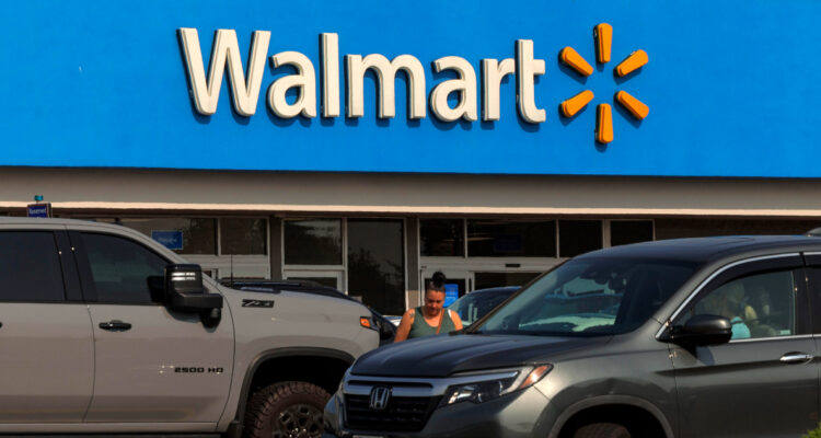 Walmart admite que planea subir los precios en EEUU por efecto de la guerra comercial
