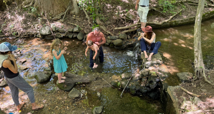 El antivacunas Kennedy, secretario de Salud de EEUU, se baña con sus nietos en un río lleno de heces