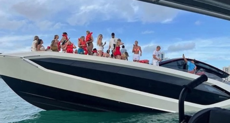 Yate con influencers en Miami