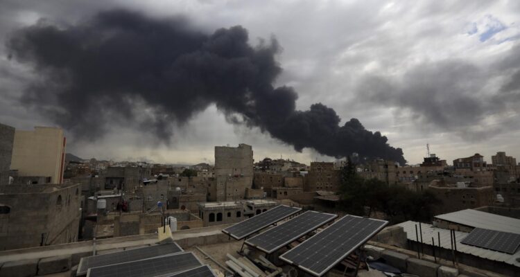 Ataques aéreos israelíes en Saná, Yemen