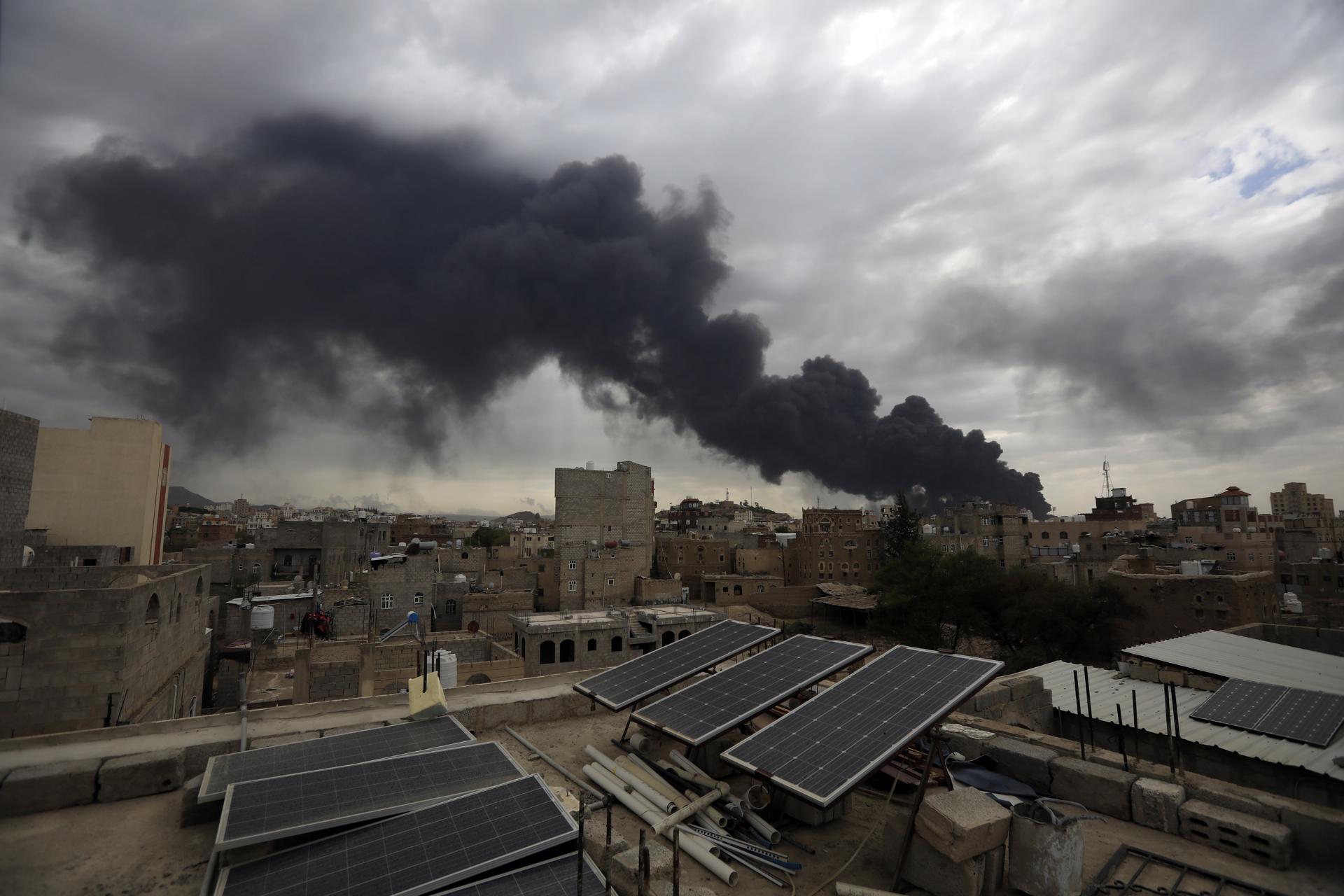 Ataques aéreos israelíes en Saná, Yemen