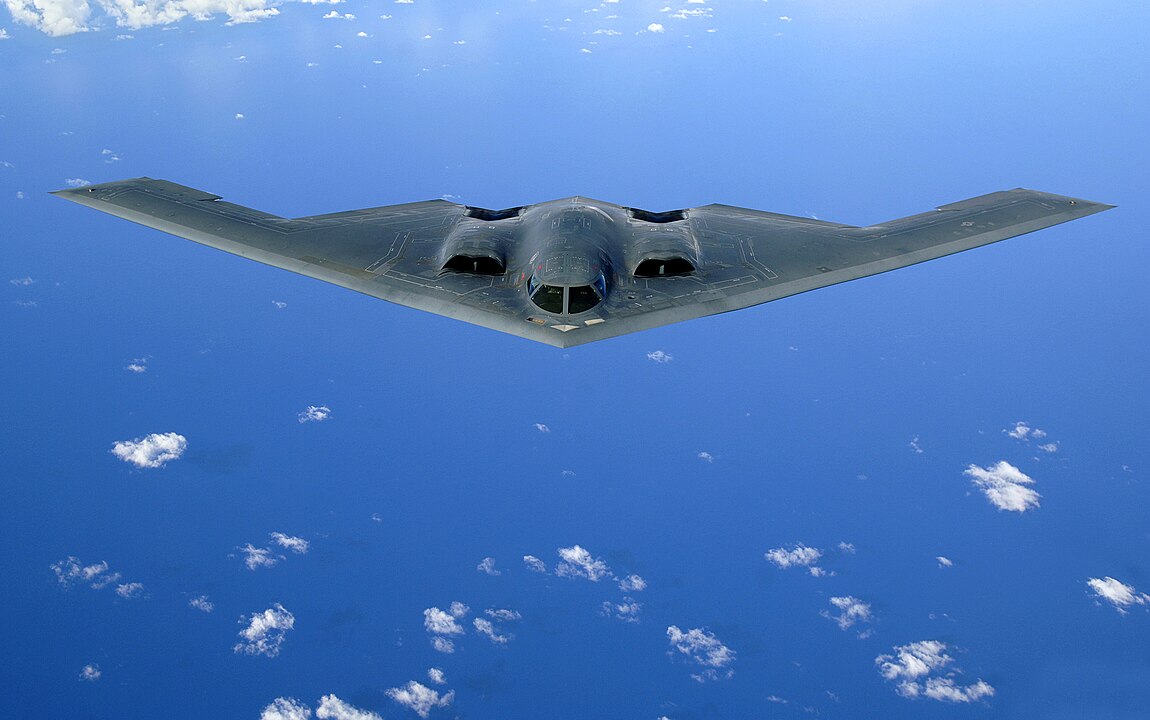 B-2 Spirit volando sobre el océano Pacífico.