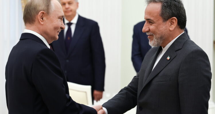 Rusia: Putin abordó con el enviado de Jameneí una posible salida pacífica al conflicto en Irán