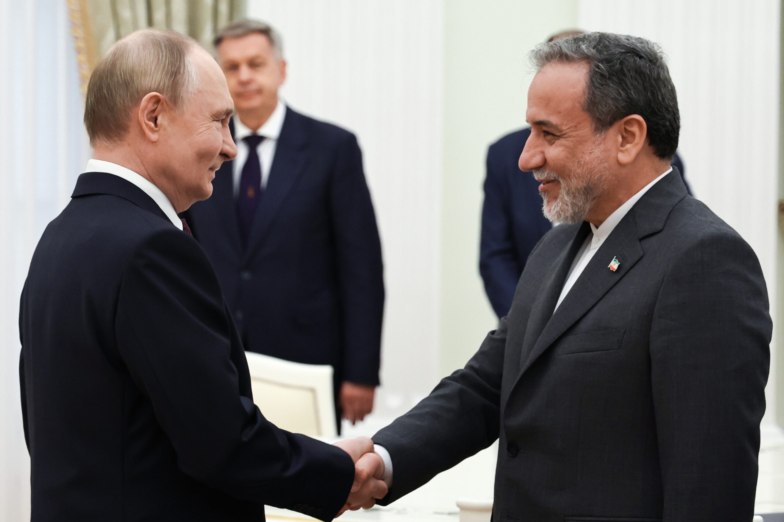 Rusia: Putin abordó con el enviado de Jameneí una posible salida pacífica al conflicto en Irán