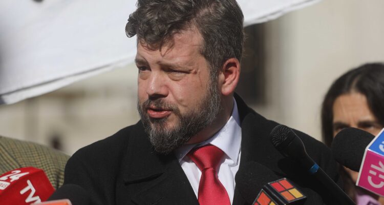 Un duro golpe para la democracia: Kaiser arremete contra el PC tras victoria de Jara en primarias