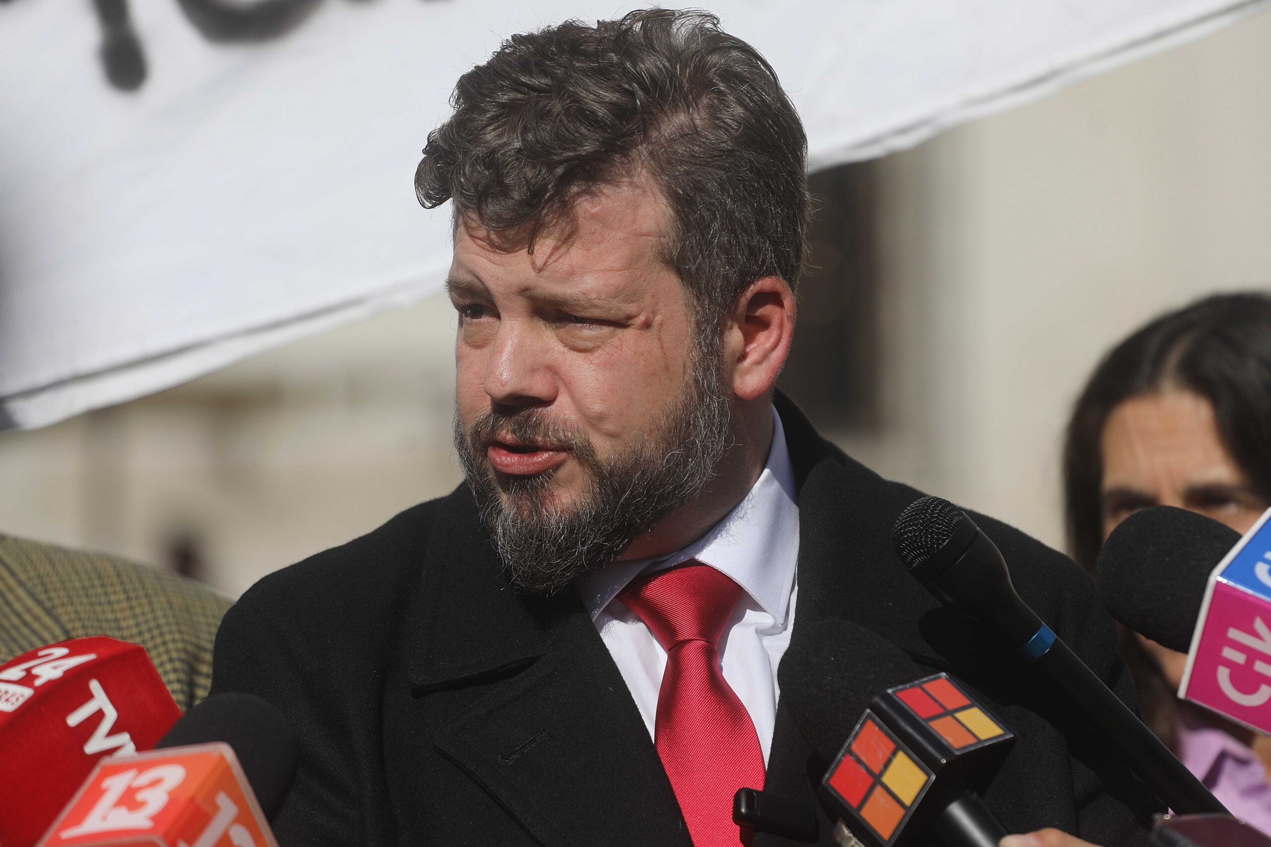 Un duro golpe para la democracia: Kaiser arremete contra el PC tras victoria de Jara en primarias
