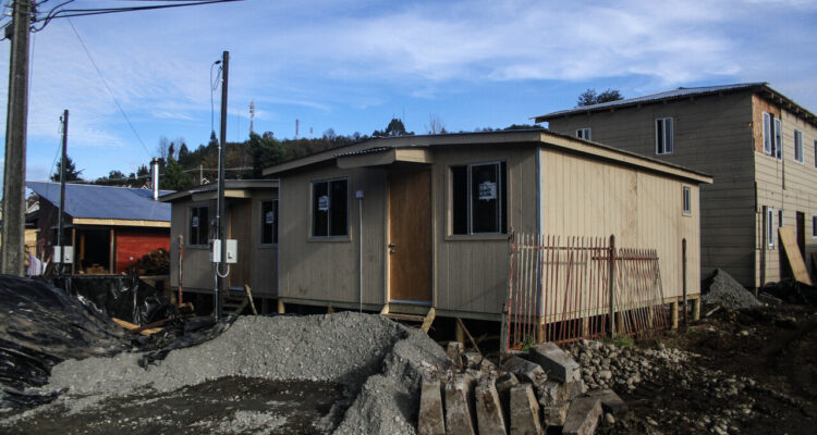 Sistema frontal: denuncian filtraciones en casas de emergencia entregadas tras tornado en Puerto Varas