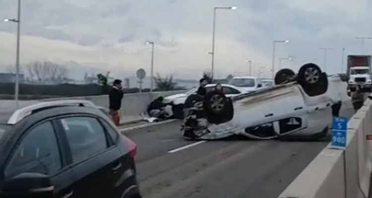 Accidente múltiple involucra a ocho vehículos en Pudahuel: uno terminó volcado