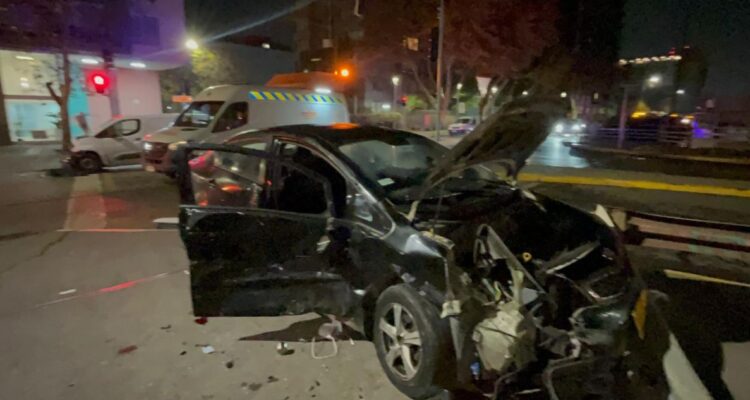 Accidente deja dos lesionados en Santiago: conductores se dieron a la fuga