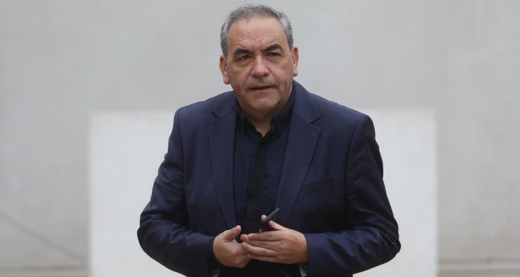 Adidas y Puma se querellan contra senador Fidel Espinoza por ingreso de prendas falsificadas al país