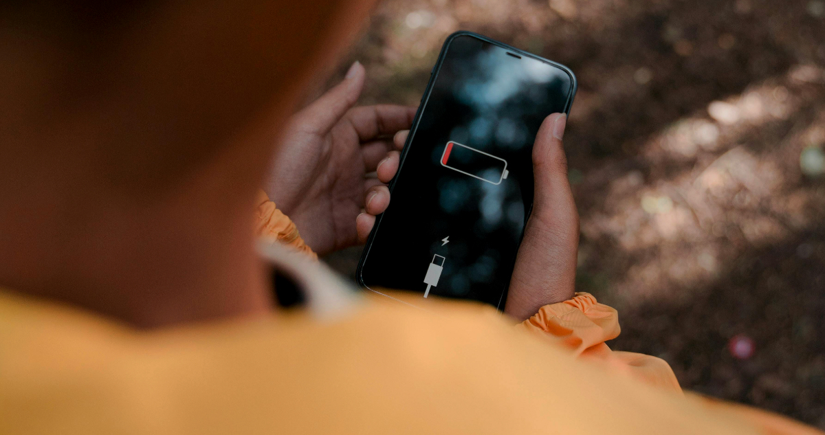 Adolescente (17) muere por descarga eléctrica cuando manipulaba celular mientras se cargaba en Ñuble
