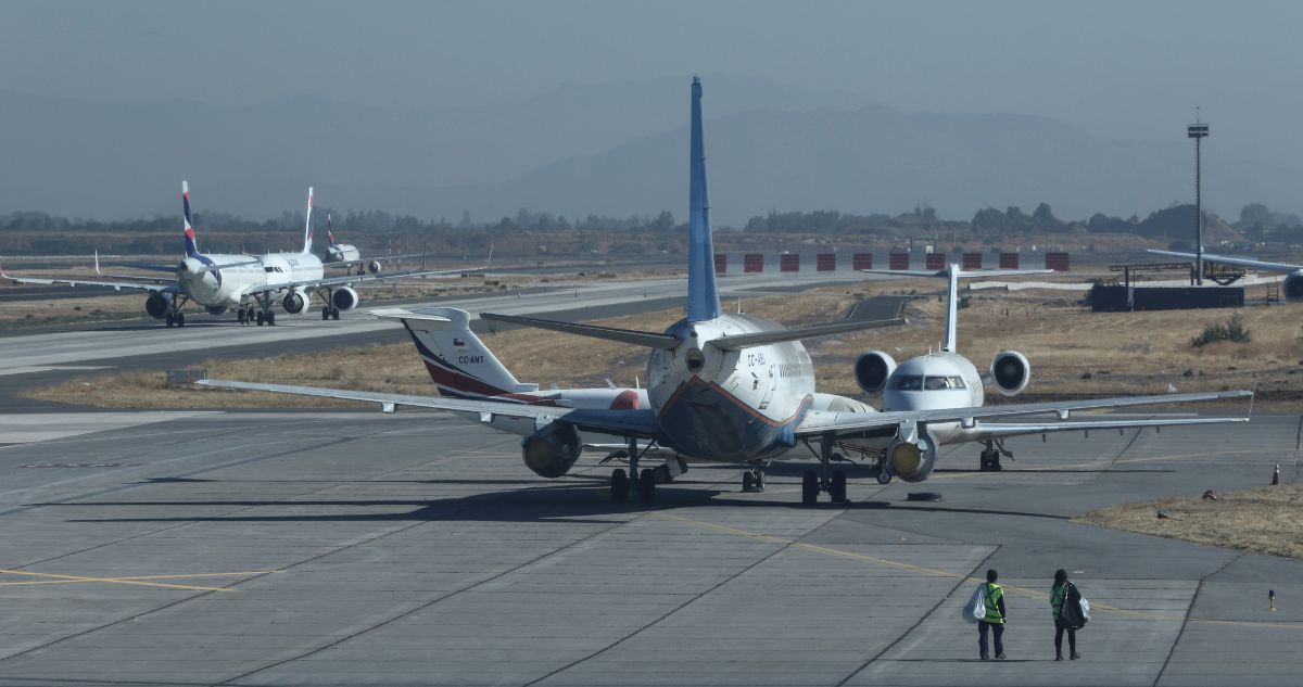 Hombre viola zona restringida del Aeropuerto de Santiago y es detenido