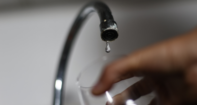 Estudio establece cuáles serían las comunas con más sedimentos y minerales en el agua potable de la RM