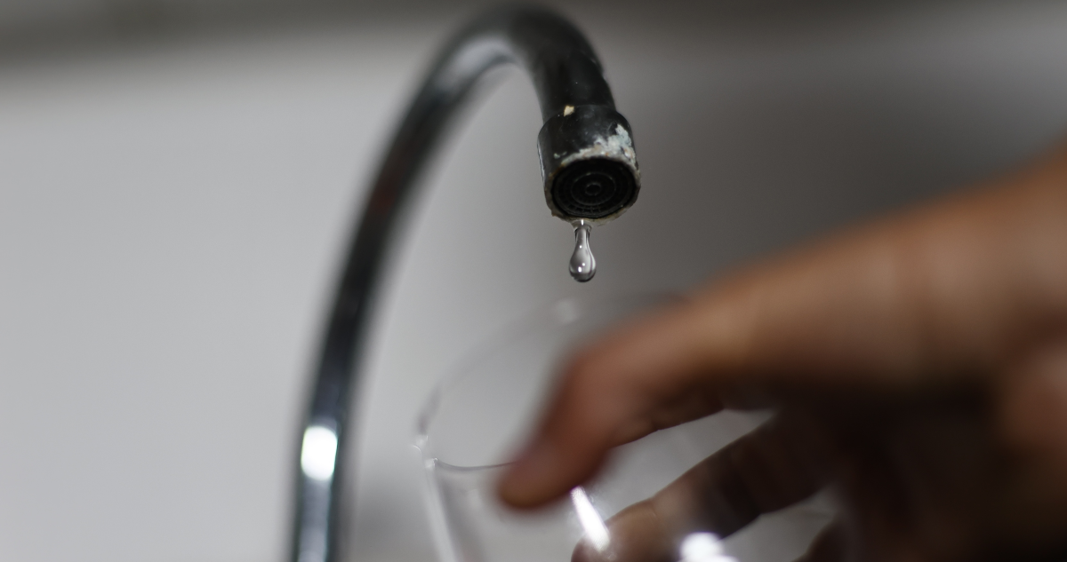 Estudio establece cuáles serían las comunas con más sedimentos y minerales en el agua potable de la RM