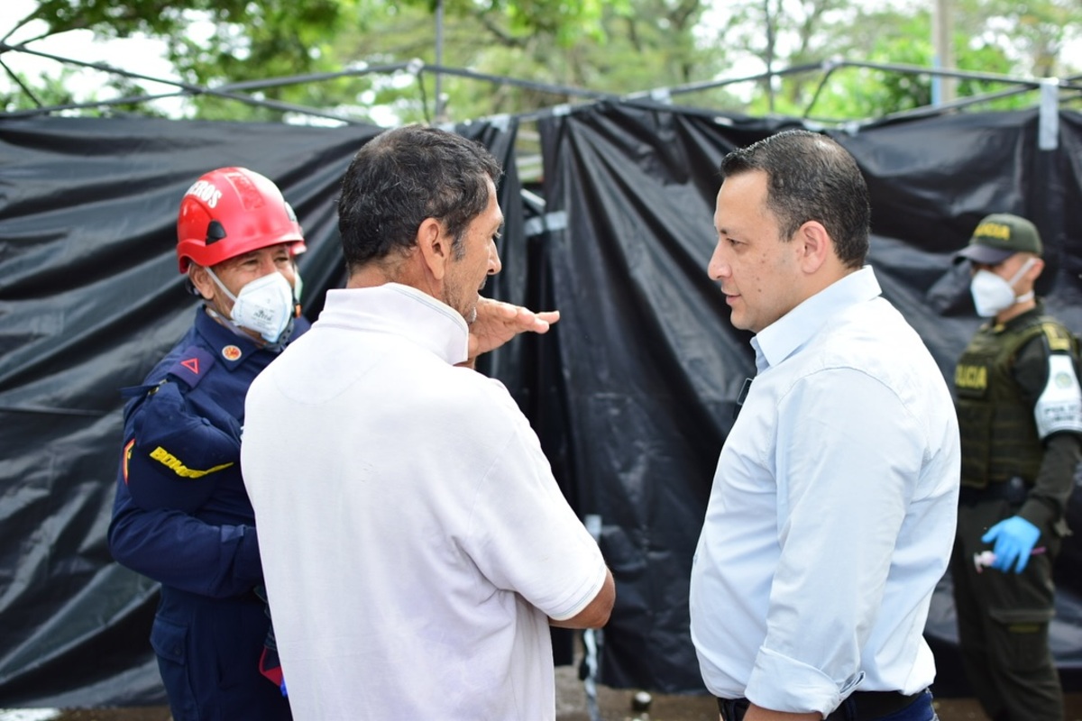 Alcalde Cartago junto a vecino y funcionario.