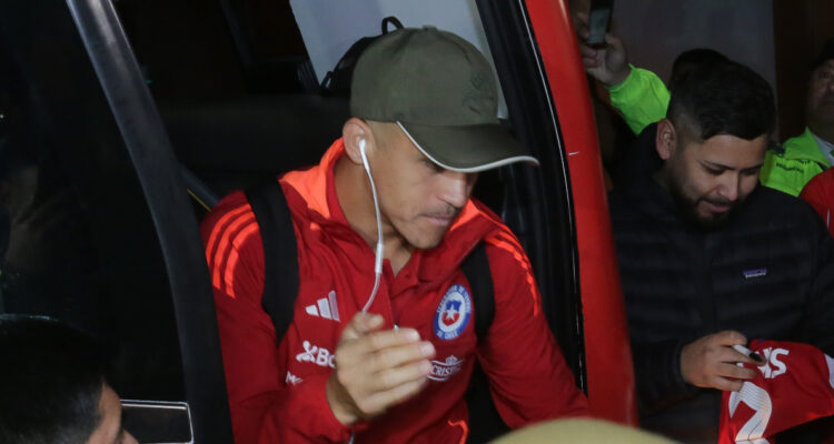 Alexis Sánchez baja del bus de La Roja previo a partido