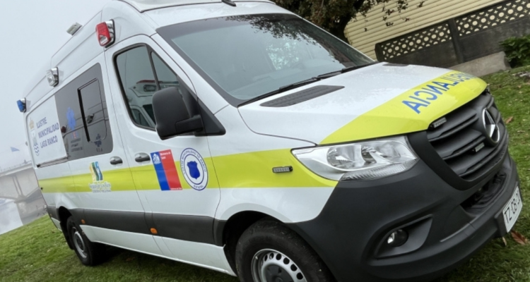 Una de las ambulancias entregadas a comunas de la región de Los Ríos