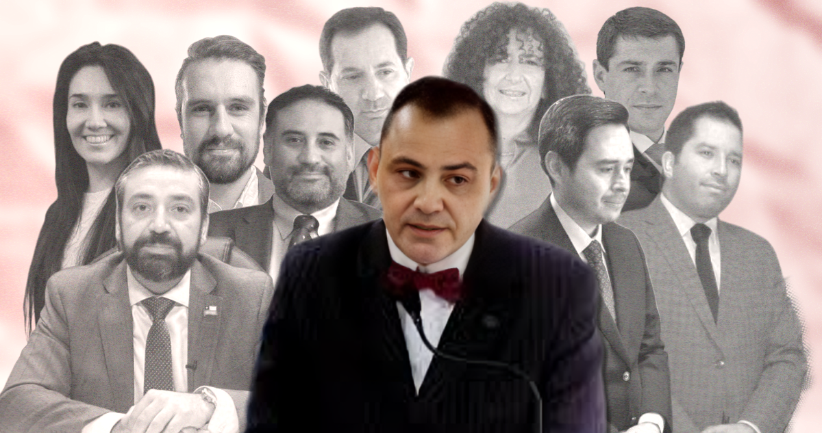 Ulloa con funcionarios atrás.