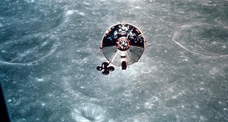 El módulo de mando “Charlie Brown” del Apolo 10 fotografiado desde el módulo lunar “Snoopy” en órbita lunar