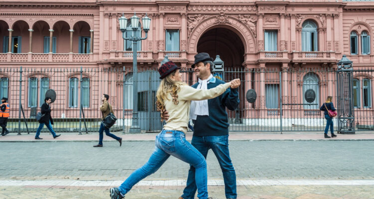 Cae el turismo en Argentina: chilenos figuran entre turistas que eligen ir a ese país