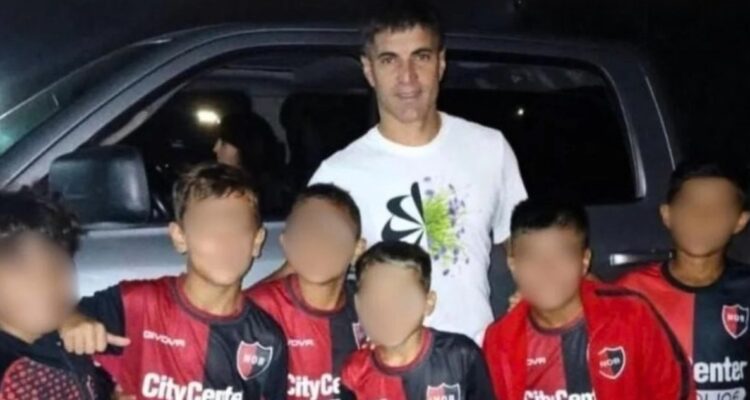 Niños de Newell’s fueron castigados por foto con jugador del archirrival.
