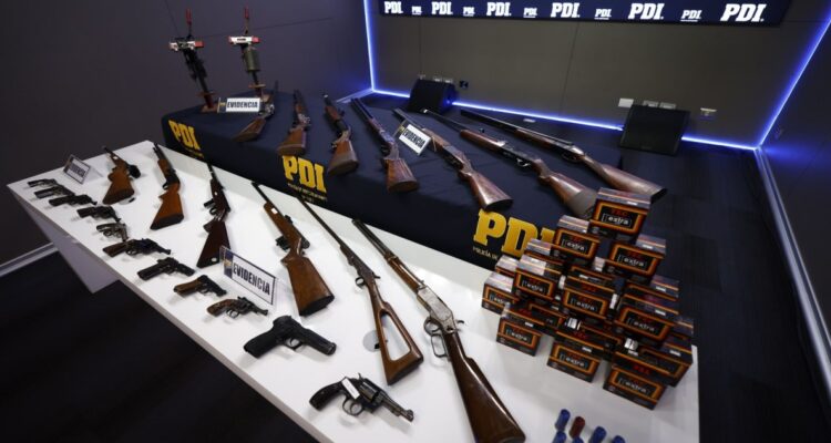 PDI incautó 25 armas y más de 1.500 municiones en operativo en Conchalí y Huechuraba