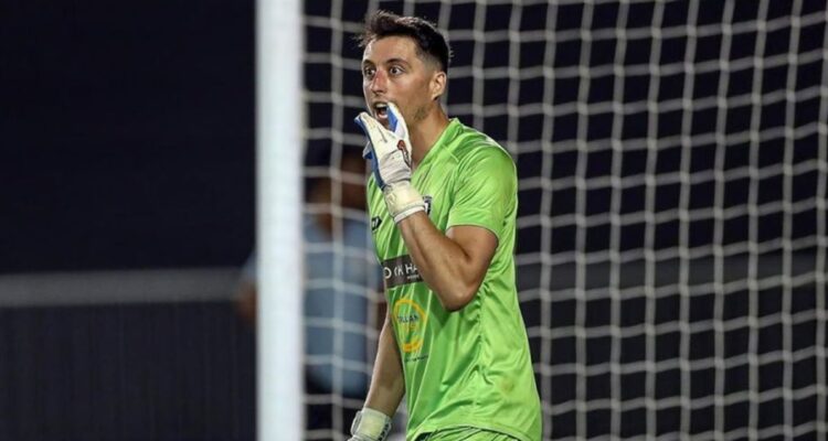 Sebastián Ciganda atajando para el Auckland City.