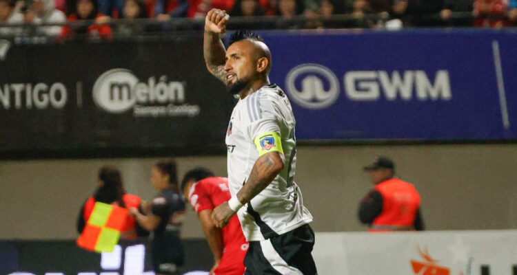Arturo Vidal celebra en el Colo Colo La Calera