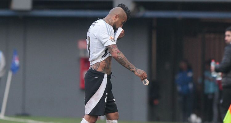 Arturo Vidal, dos fechas de castigo y se perderá clásicos de Colo Colo en La Liga de Primera