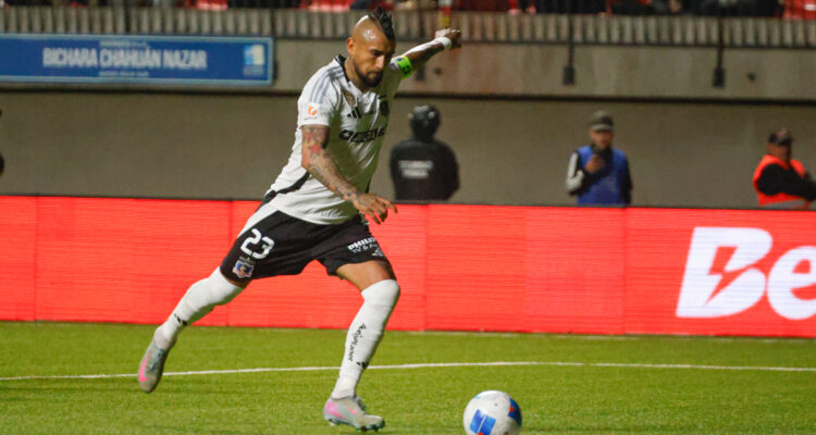 Arturo Vidal patea un penal en Colo Colo