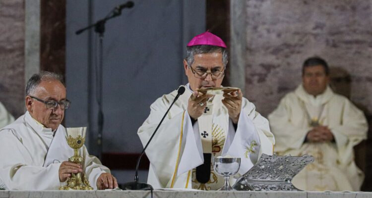 Arzobispo de Concepción critica regreso de sacerdote condenado por abusos tras fallo de tribunal