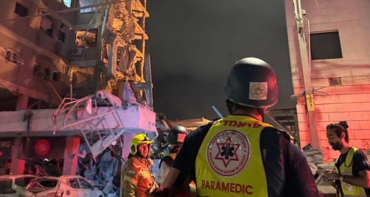 Última oleada de ataques iraníes contra Israel deja 5 muertos y más de 150 heridos