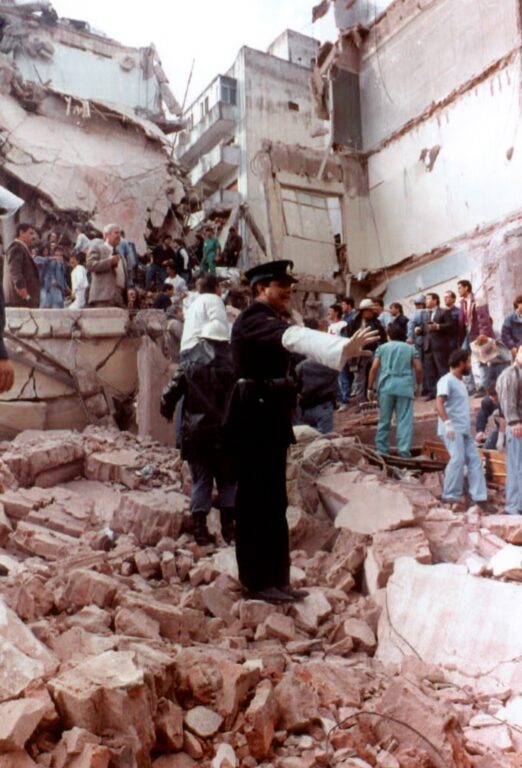 Imagen de archivo en la que se ve a policías buscando sobrevivientes entre los escombros tras la explosión 