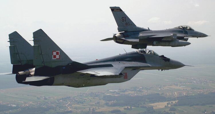 Imagen de archivo de un MiG-29 de la Fuerza Aérea Polaca junto a un F-16 de la Fuerza Aérea de EE.UU (CC) Wikimedia Commons