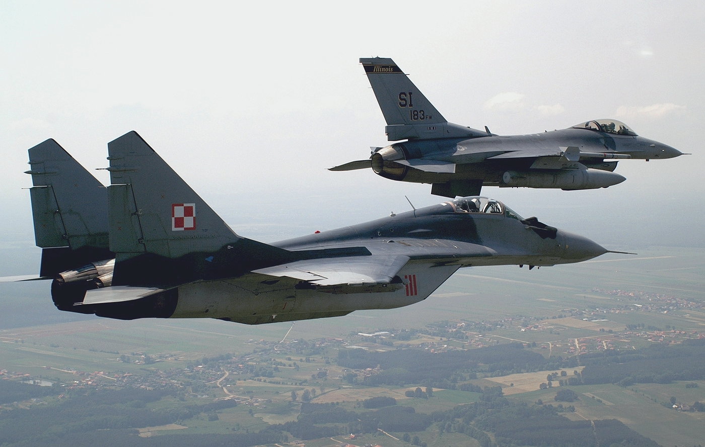 Imagen de archivo de un MiG-29 de la Fuerza Aérea Polaca junto a un F-16 de la Fuerza Aérea de EE.UU (CC) Wikimedia Commons