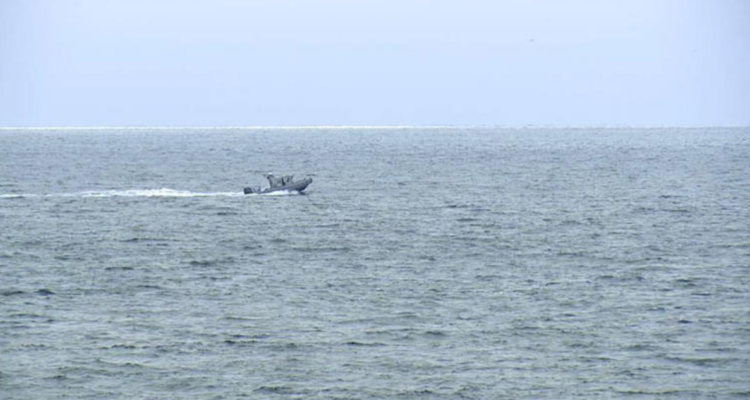 Rescatistas buscando supervivientes tras el accidente aéreo cerca de Point Loma, San Diego