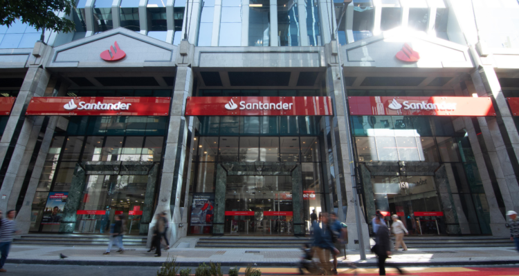 Santander Chile obtiene licitación que le otorga más fondos para bajar dividendos de nuevas viviendas