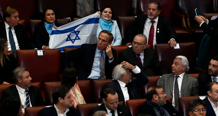 La brutal hipocresía del Partido Social Cristiano al llevar bandera de Israel a cuenta públia